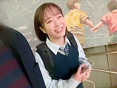 キュートな制服美女が長めの手マンでオマンコ濡らしてクンニでさらに感度アップ